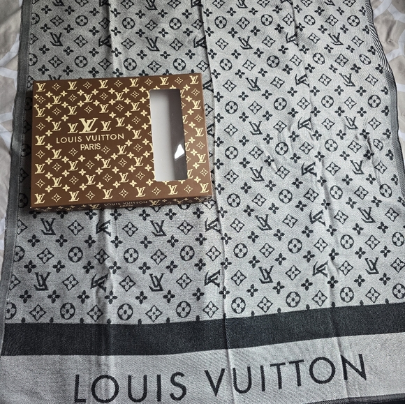 Louis Vuitton 100% cashmere scarf. New! Two faced-light gray and dark gray. - Picture 6 of 6